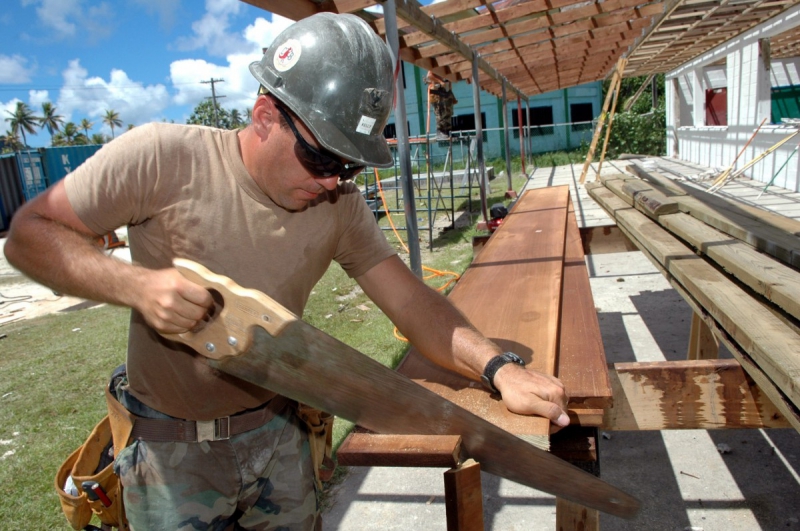 charpentier-MONTFERRAT-min_worker_construction_building_carpenter_male_job_build_helmet-893290